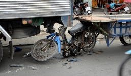 Xe máy tự chế tông đuôi xe tải, nam thanh niên tử vong